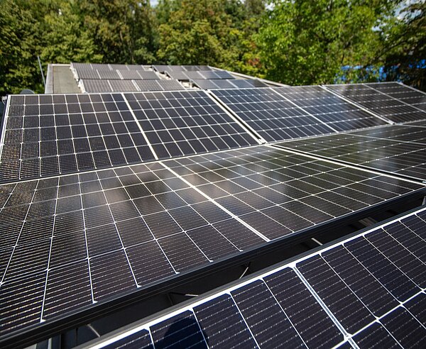 Photovoltaik-Anlage auf dem Dach des Sonnenbads in Karlsruhe