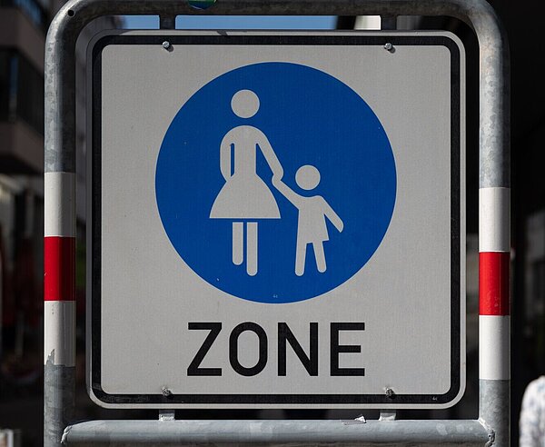 Verkehrsschild mit der Aufschrift "Fußgängerzone"