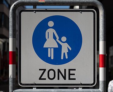 Verkehrsschild mit der Aufschrift "Fußgängerzone"