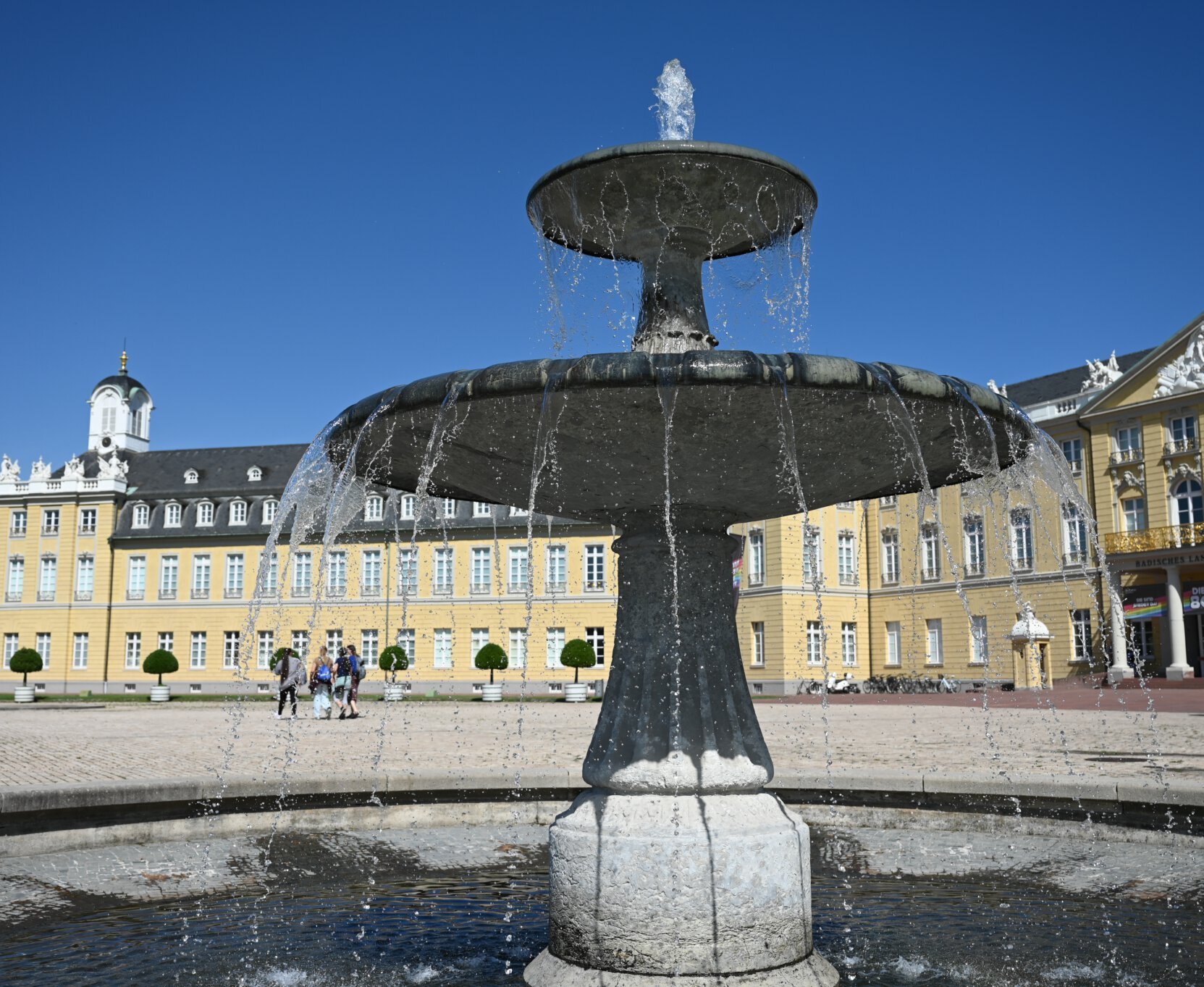 Brunnen vor dem Schloss bietet erfrischende Abkühlung