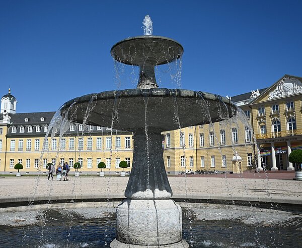 Brunnen vor dem Schloss bietet erfrischende Abkühlung