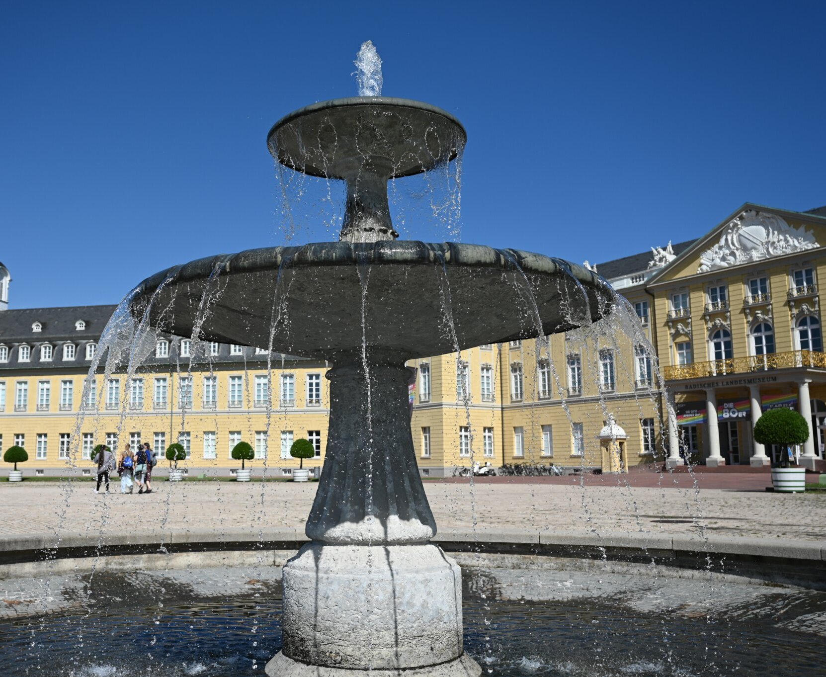 Brunnen vor dem Schloss bietet erfrischende Abkühlung