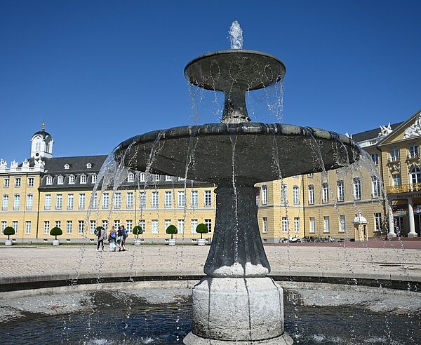 Brunnen vor dem Schloss bietet erfrischende Abkühlung