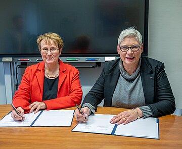 Vertragsunterzeichnung: Patricia Erb-Korn (rechts) und Erste Bürgermeisterin sowie KVVH-Aufsichtsratsvorsitzende Gabriele Luczak-Schwarz.