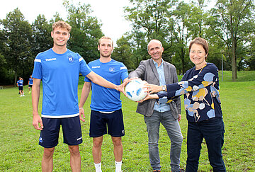 Bild zeigt Bürgermeisterin Bettina Lisbach, Rektor D.r Ramin und Nachwuchssspieler des KSC