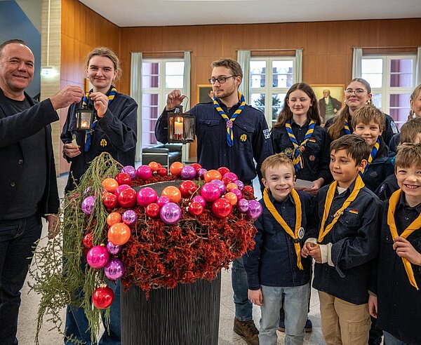 Friedenslicht der Pfadfinder; Übergabe im Foyer des Rathauses