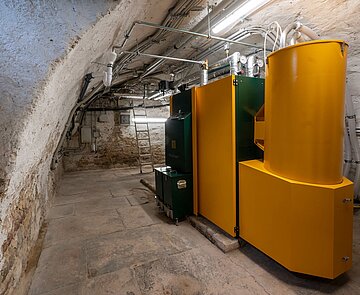 Holzpellets statt Heizöl: Das Grötzinger Rathaus erhält seit Februar 2023seine Wärmeenergie von diesem neuen Heizkessel.