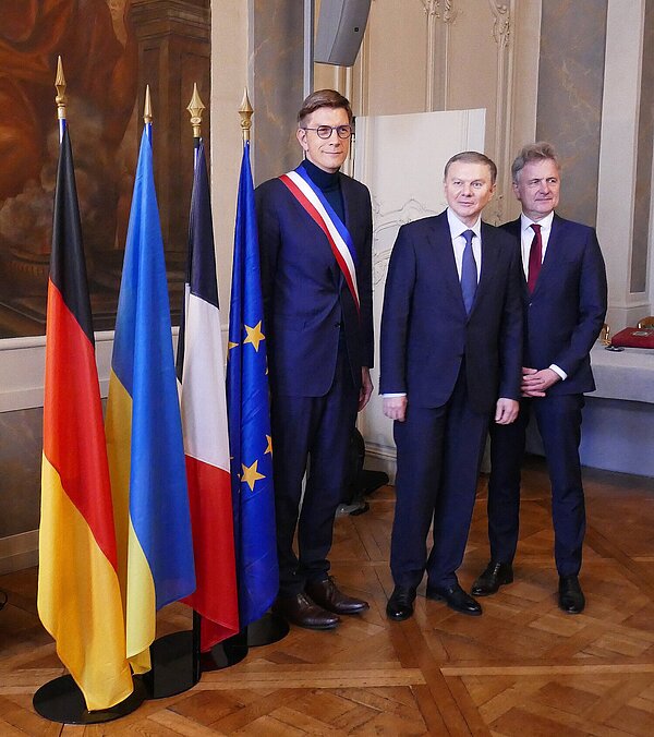 Die Oberbürgermeister von Winnyzja, Nancy und Karlsruhe bei der Unterzeichnung der trinationalen Kooperationsvereinbarung