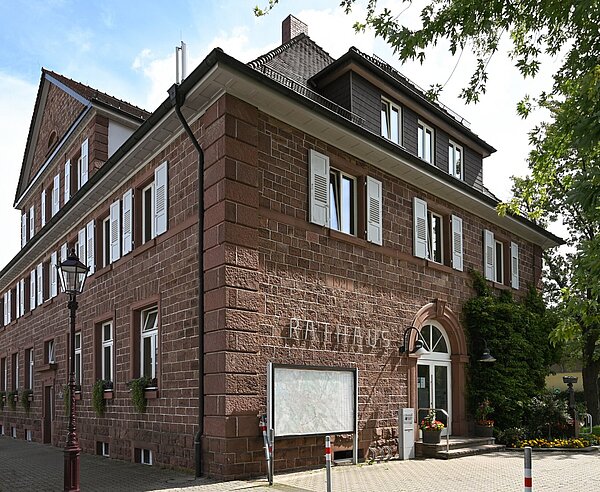 Außenansicht des Rathausgebäudes in Stupferich