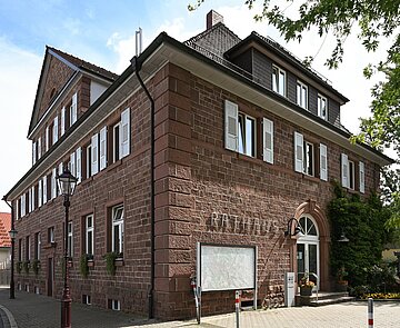 Außenansicht des Rathausgebäudes in Stupferich