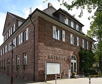 Außenansicht des Rathausgebäudes in Stupferich