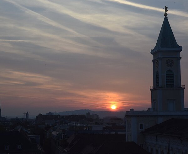 Der Turm der evangelischen Stadtkirche bei Sonnenaufgang
