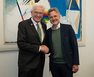 Oberbürgermeister Dr. Frank Mentrup (rechts) begrüßt Ministerpräsident Winfried Kretschmann im Februar 2025 im Karlsruher Rathaus. 