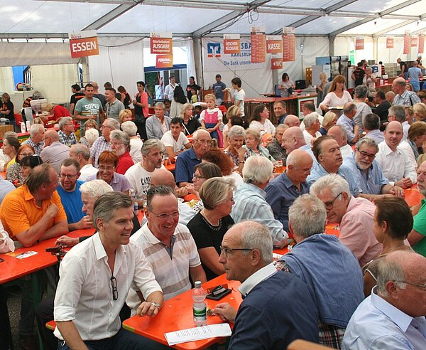 Im Festzelt auf der Neureuter Kerwe 2019.