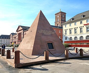 Pyramide auf dem Markplatz