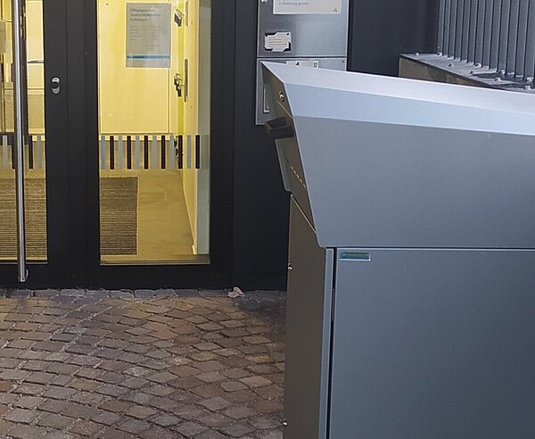 Die Rückgabebox vor der Stadtteilbibliothek Grötzingen