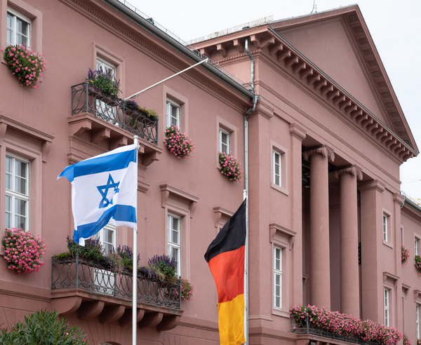 Deutsche und israelische Flagge auf halbmast gehisst vor dem Karlsruher Rathaus.
