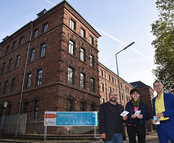 Erol Alexander Weiß, Direktor der vhs, Dr. Eva Geerken, Geschäftsführerin des ibz und Lahnor Adjei, Direktor des KONS, gaben am Donnerstag  den offiziellen Startschuss für das gemeinsame Bildungscampus-Areal an der Kaiserallee 12.