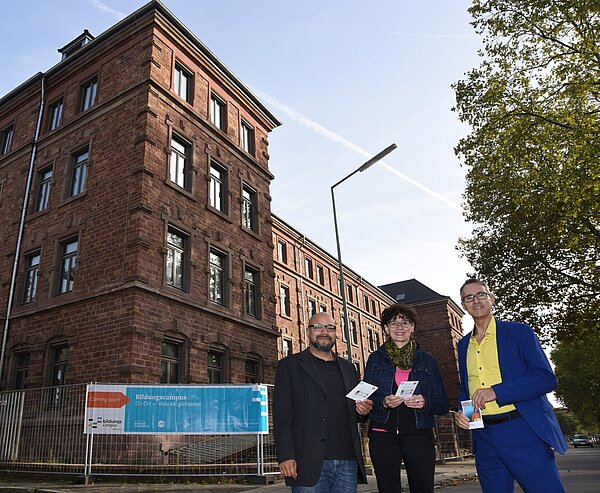 Erol Alexander Weiß, Direktor der vhs, Dr. Eva Geerken, Geschäftsführerin des ibz und Lahnor Adjei, Direktor des KONS, gaben am Donnerstag  den offiziellen Startschuss für das gemeinsame Bildungscampus-Areal an der Kaiserallee 12.