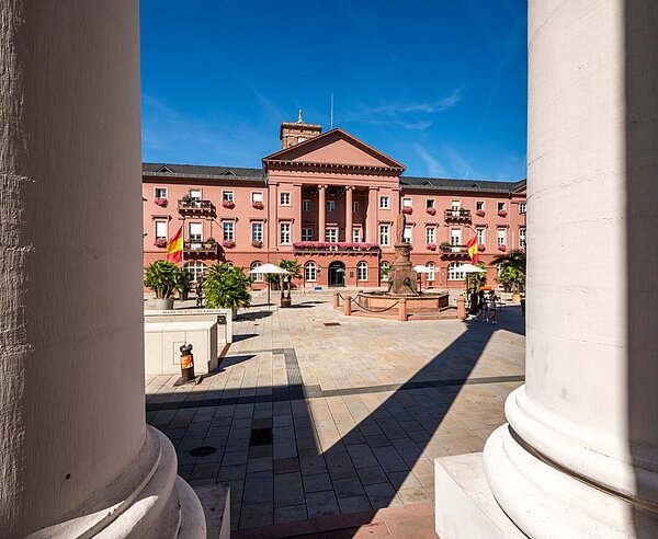 Außenansicht des Rathausgebäudes am Marktplatz in Karlsruhe