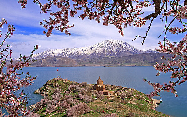See und schneebedeckter Berg in Van