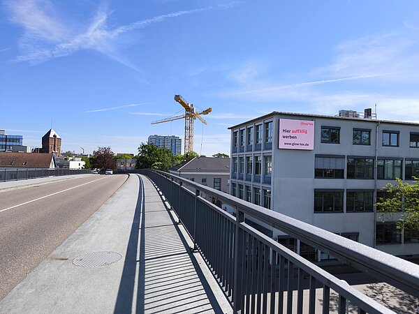 Blick von der Grünwinkler Brücke auf die LED-Wall