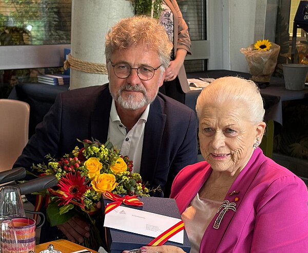 Geburtstagsgast: OB Dr. Frank Mentrup beglückwünscht die Jubilarin Hämmerle. 
