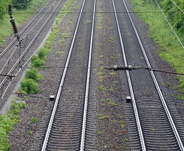 Eisenbahngleise mit Oberleitung