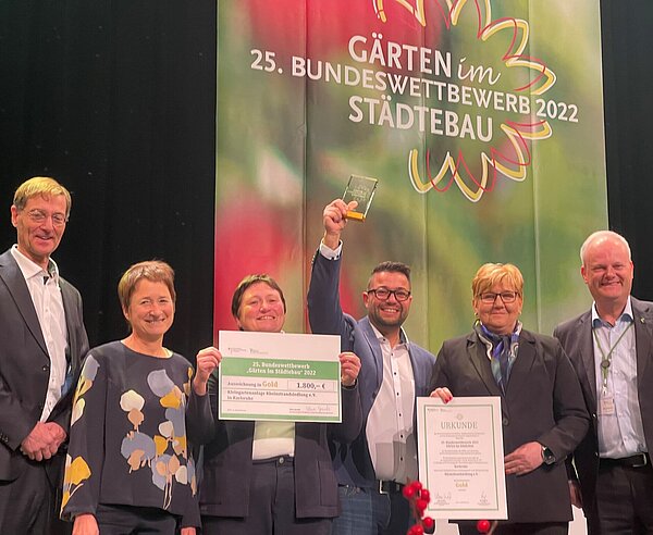 Bürgermeisterin Bettina Lisbach (2.v.l.) nahm gemeinsam mit Vertreterinnen und Vertretern von "Rheinstrandsiedlung e.V." und des Gartenbauamts an der Preisverleihung teil. 