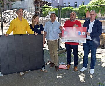 Übergabe einer Spende der Jugendstiftung der Sparkasse Karlsruhe an den Stadtjugendaussuchuss anlässlich des 75jährigen Bestehens