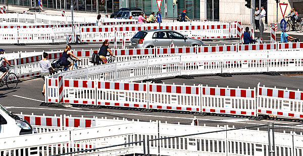 Die Abbildung zeigt eine Baustellenverkehrsführung.