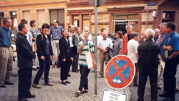 Mehrere Personen auf einem Platz