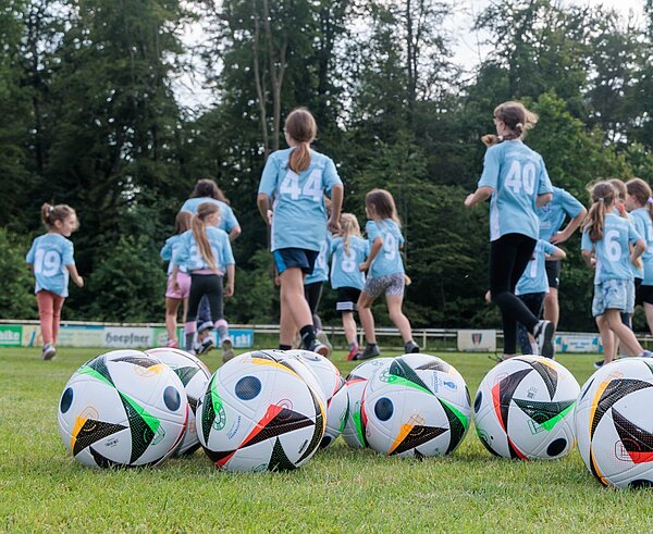 Das Foto zeigt Mädchen beim kostenlosen Fußballtraining des Projekts Mädchen an den Ball
