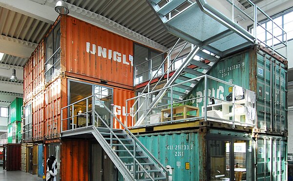 Treppen führen zu höheren Containern im Perfekt Futur hinauf.