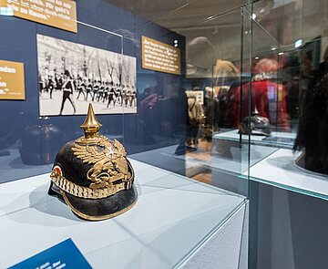 Eine Pickelhaube aus der Kaiserzeit ist in der Sonderausstellung zu sehen.