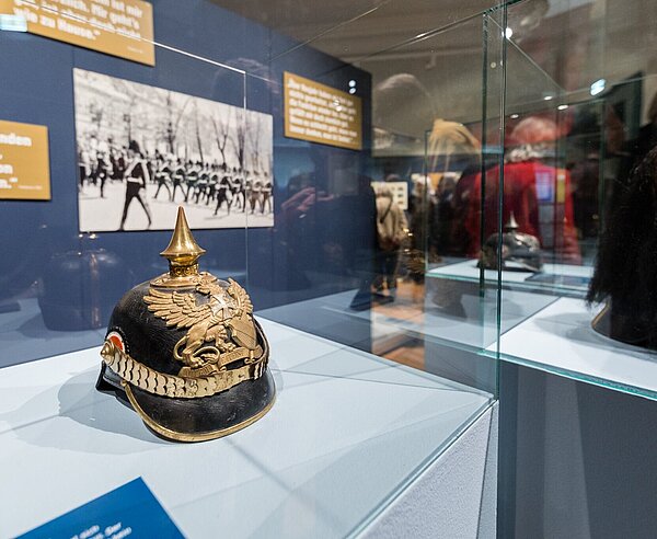 Eine Pickelhaube aus der Kaiserzeit ist in der Sonderausstellung zu sehen.
