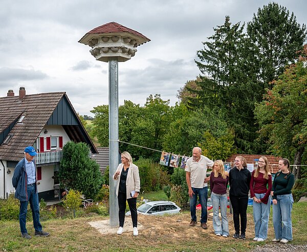 Am Rande des Golfplatzes wurde von Schülern des Ludwig-Marum-Gymnasium Pfintzal und der Offenen Jugendwerkstatt Karlsruhe (OJW) ein Schwalbenhaus gebaut. Die Verwaltung des Golfplatzes goss das Fundament. Die Artenschutzstiftung des Karlsruher Zoos, das Umweltamt und der NABU besorgten gemeinsam die Finanzierung. Mit der Aktion „Schwalben willkommen“ will der NABU den Vögeln helfen. Hierzu werden Kunstnester an Gebäuden angebracht oder Schwalbenhäuser errichtet. Auch das UA sowie die Artenschutzstiftung des Karlsruher Zoos fördern seit einigen Jahren den Schwalbenschutz. 
