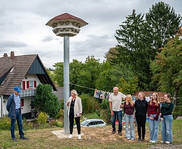 Am Rande des Golfplatzes wurde von Schülern des Ludwig-Marum-Gymnasium Pfintzal und der Offenen Jugendwerkstatt Karlsruhe (OJW) ein Schwalbenhaus gebaut. Die Verwaltung des Golfplatzes goss das Fundament. Die Artenschutzstiftung des Karlsruher Zoos, das Umweltamt und der NABU besorgten gemeinsam die Finanzierung. Mit der Aktion „Schwalben willkommen“ will der NABU den Vögeln helfen. Hierzu werden Kunstnester an Gebäuden angebracht oder Schwalbenhäuser errichtet. Auch das UA sowie die Artenschutzstiftung des Karlsruher Zoos fördern seit einigen Jahren den Schwalbenschutz. 