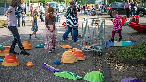 Kinder beim Spielen auf der Straße