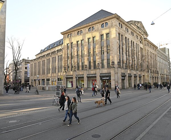 Die Filiale von Karstadt in Karlsruhe bleibt bestehen.