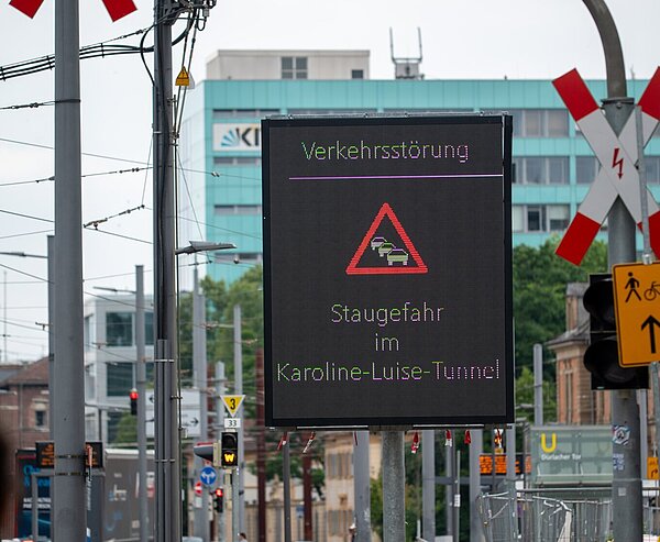 Am Durlacher Tor informieren die Anzeigetafeln des Verkehrsleitsystems über Staugefahr im Karoline-Luise-Tunnel.