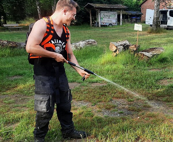 Ein Mitarbeiter des Forstamts testet einen Löschrucksack.