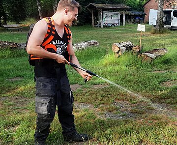 Ein Mitarbeiter des Forstamts testet einen Löschrucksack.