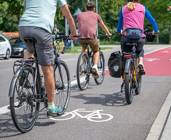Drei Radfahrer auf Radfahrstreifen unterwegs