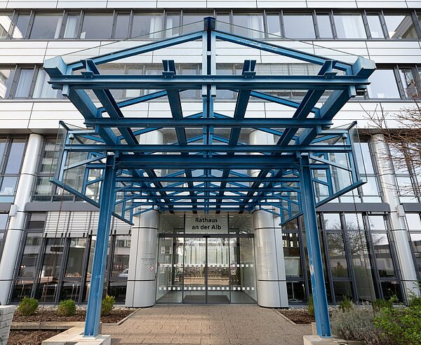 Außenansicht des Gebäudes bei blauem Himmel