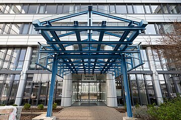 Außenansicht des Gebäudes bei blauem Himmel