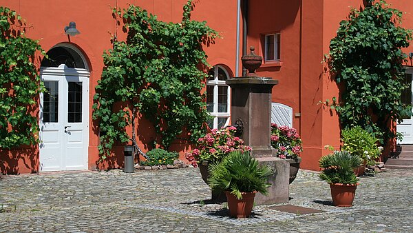 Fasanenschlösschen - Brunnen im Hof
