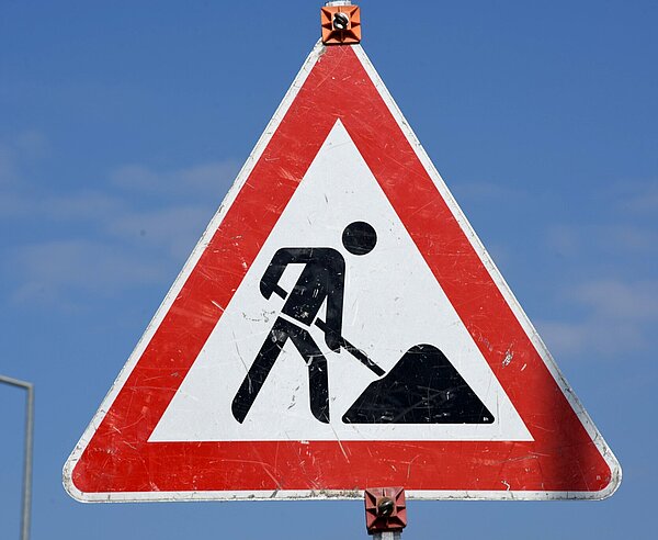 Verkehrsschild, das auf eine Baustelle hinweist.