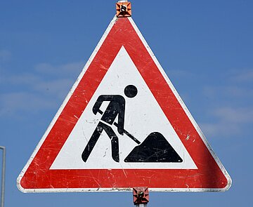 Verkehrsschild, das auf eine Baustelle hinweist.
