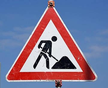 Verkehrsschild, das auf eine Baustelle hinweist.